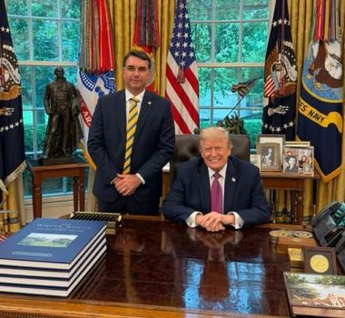 Imagem - Flávio Bolsonaro se reúne com Trump na Casa Branca