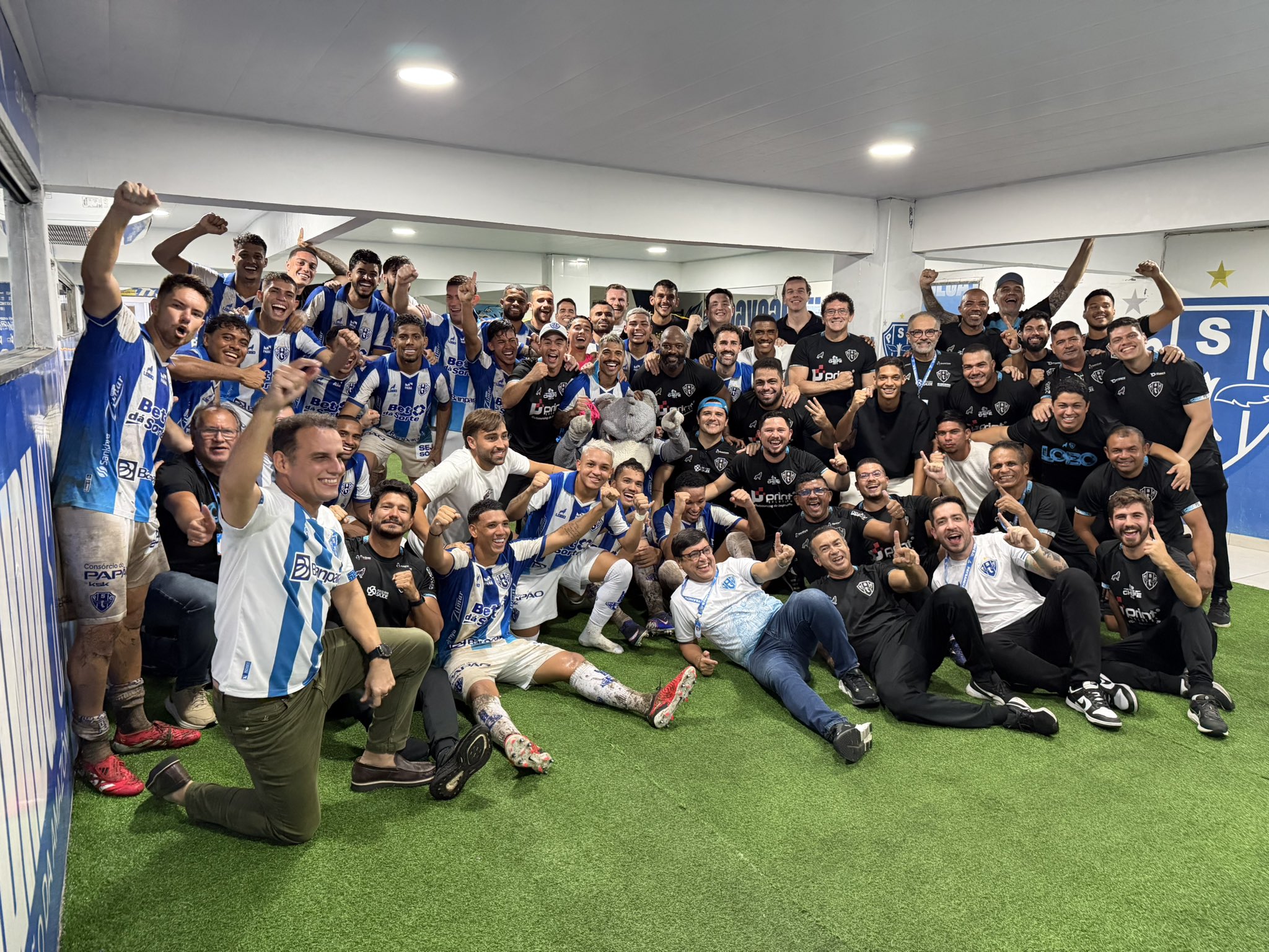 Elenco do Papão após a vitória contra o Floresta - 