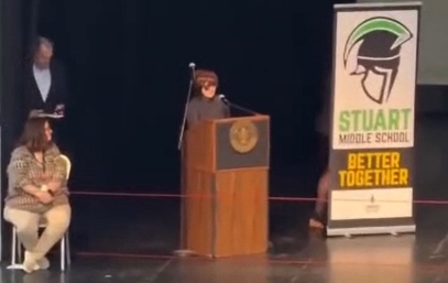 Jovem choca plateia durante formatura ao denunciar opressão e intolerância em sua escola nos EUA