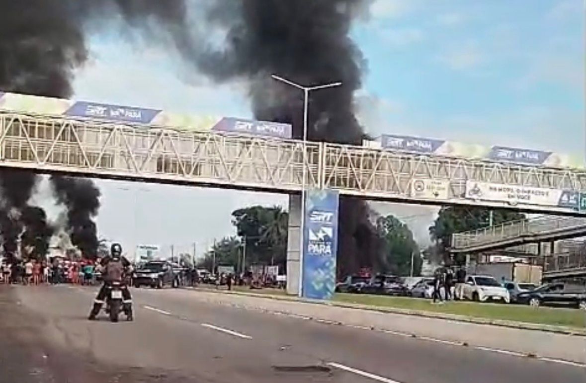 Moradores interditam BR-316 em protesto no município de Marituba, na Grande Belém