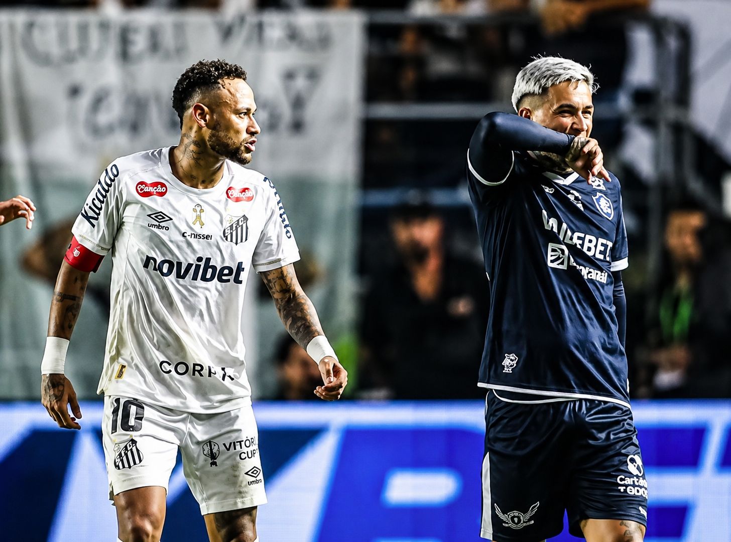 (Neymar e Diego Hernández durante Santos x Remo pelo Brasileirão - )