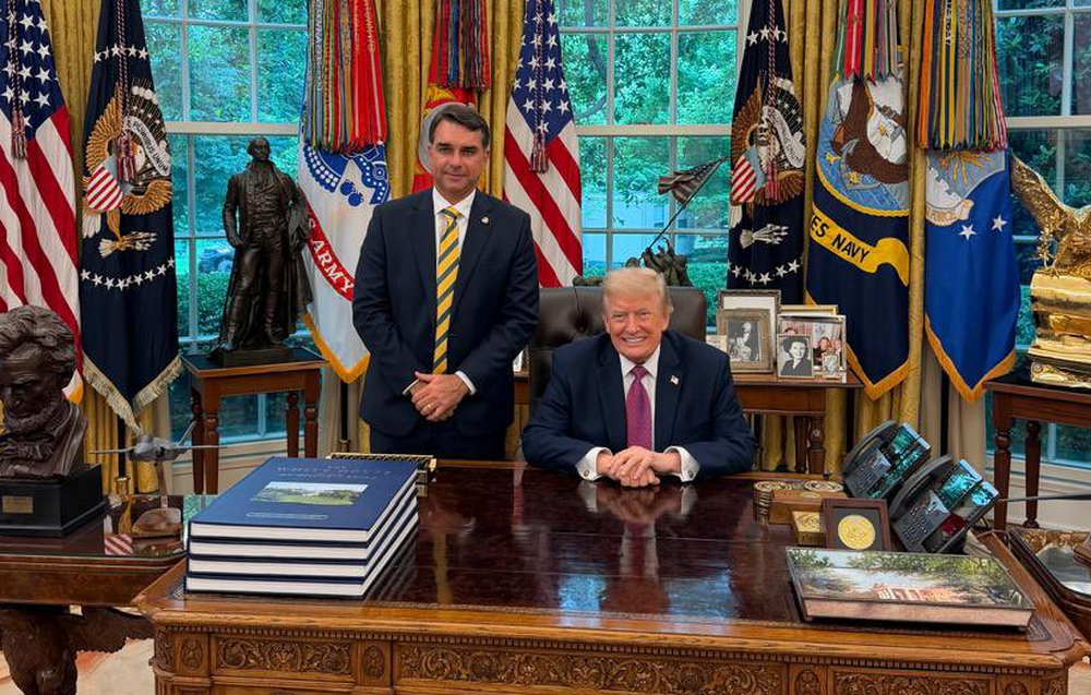 O senador Flávio Bolsonaro ao lado do presidente norte-americano Donald Trump.