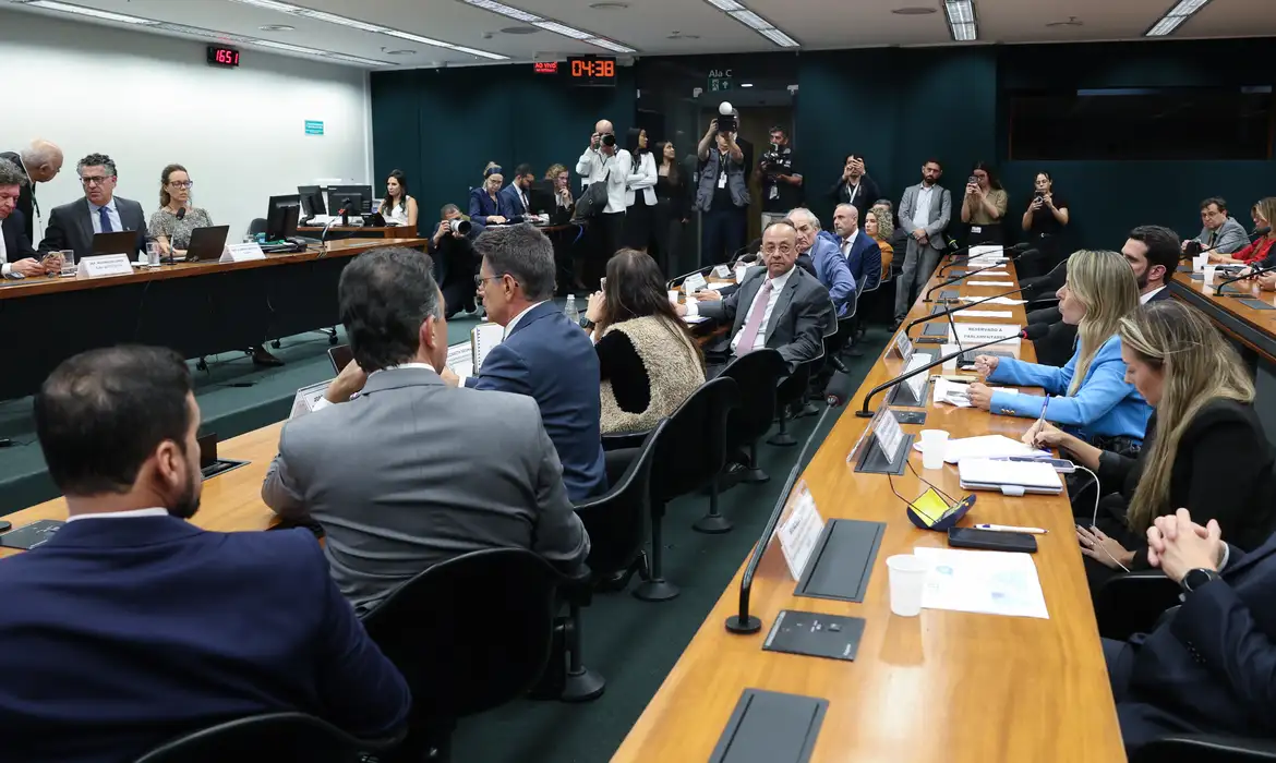 (O texto, apresentado nessa segunda-feira (25), na comissão especial que analisa a PEC, prevê a redução da jornada de 44 para 40 horas semanais, com dois dias de descanso e sem redução salarial.)