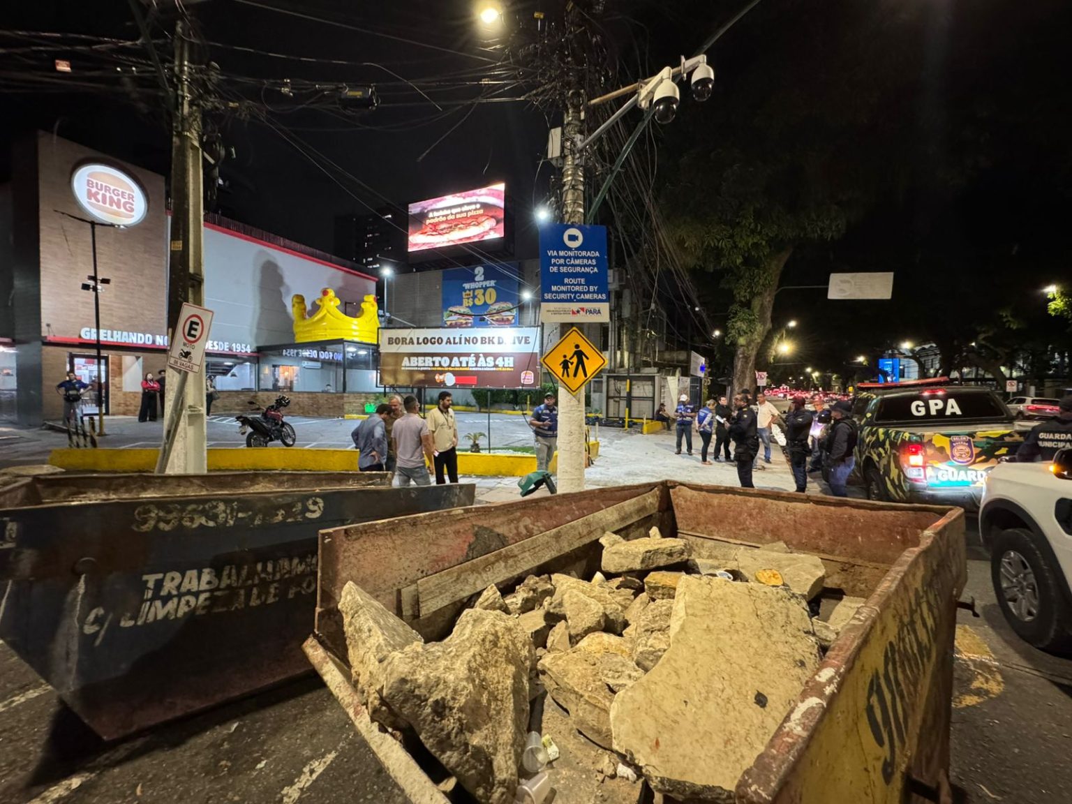 Pedras de lioz retiradas e jogadas em um contêiner em frente ao estabelecimento.