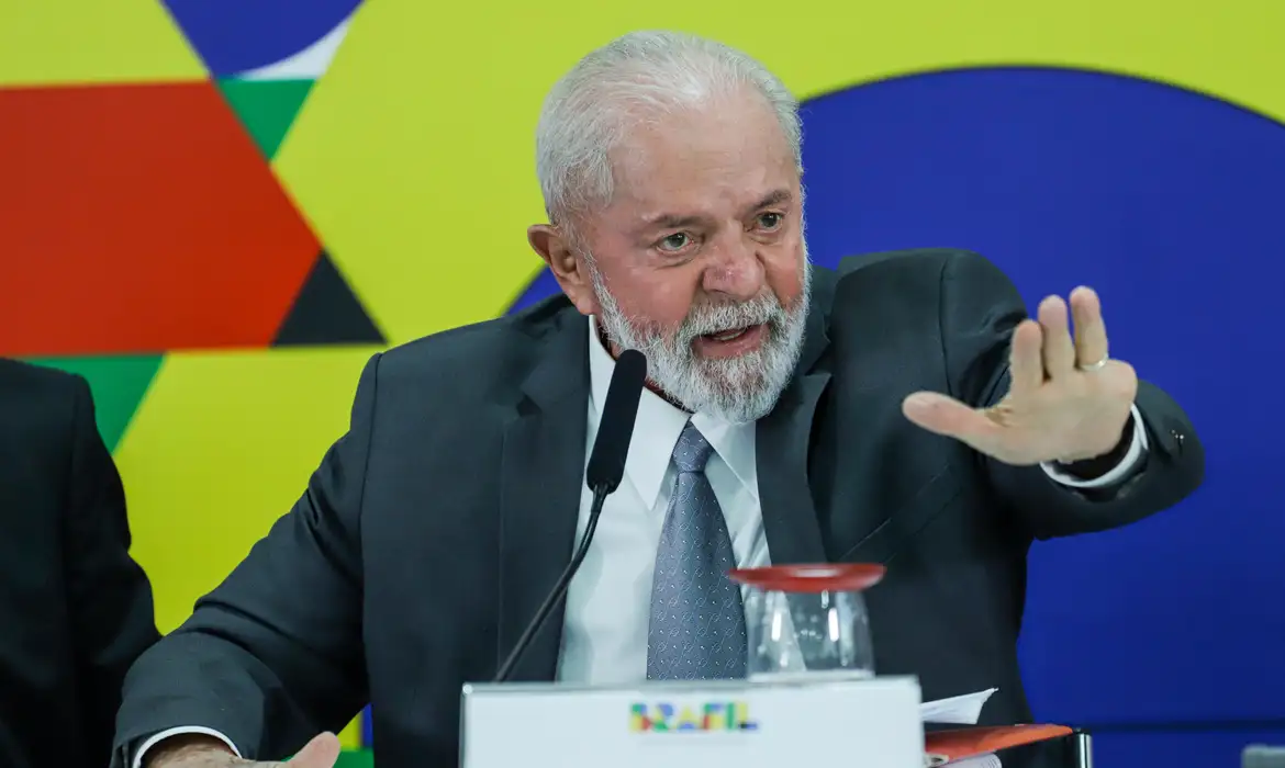 Presidente destacou a diferença enfrentada por mulheres que conciliam emprego e tarefas domésticas e defendeu mudanças na escala de trabalho durante evento do Minha Casa, Minha Vida em Manaus