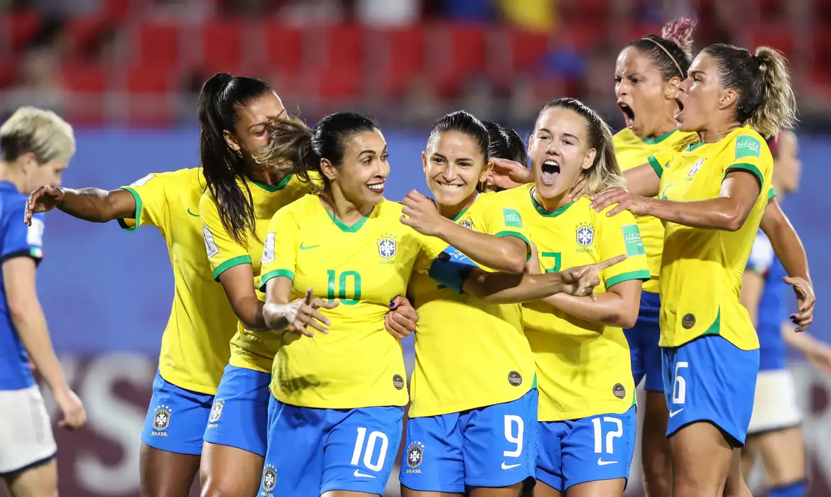 (A Copa do Mundo Feminina 2027 será realizada entre 24 de junho e 25 de julho de 2027 em oito cidades brasileiras.)