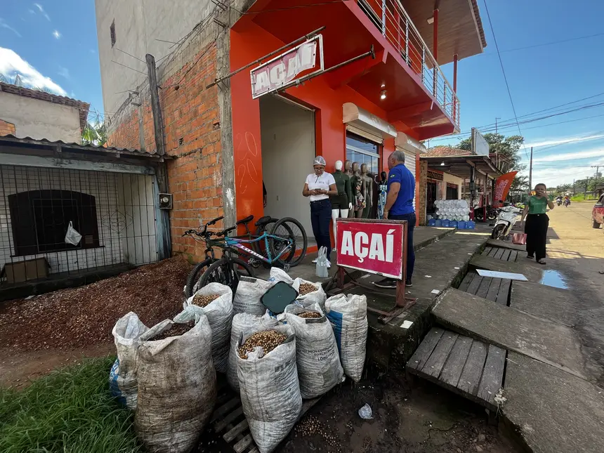 Além da falta de licença, os locais não fazem a destinação correta dos resíduos de açaí. 