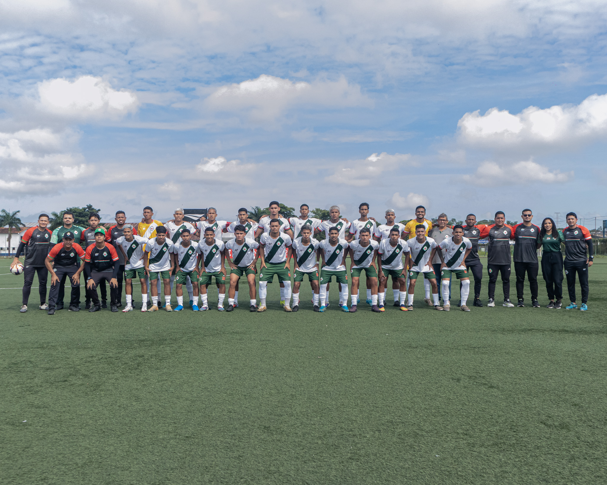 Equipe da categoria SUB-20 da Tuna Luso Brasileira.