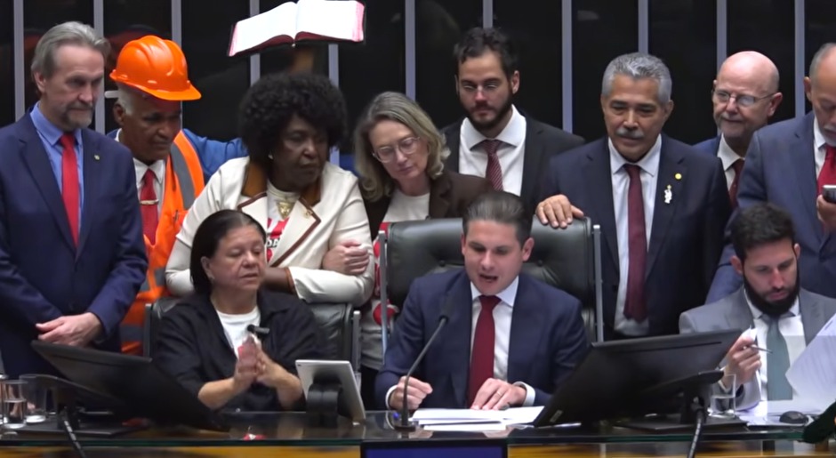 (Momento histórico: redução da jornada de trabalho e da escala 6x1) 