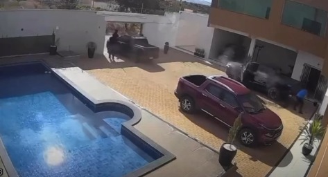 (Nesta quarta-feira (27), a Polícia Civil deflagrou uma operação com mandados de busca e apreensão e de prisão relacionados ao caso.)