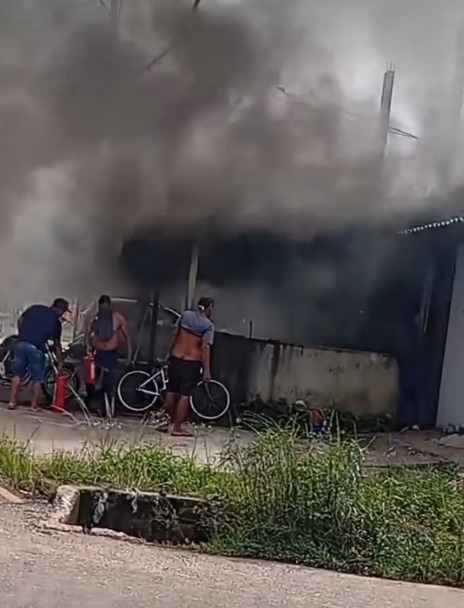 (O local ficou completamente destruído.)