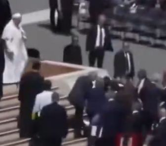 Imagem - Papa Leão XIV ajuda fiel que desmaiou no Vaticano em meio a calor recorde na Europa