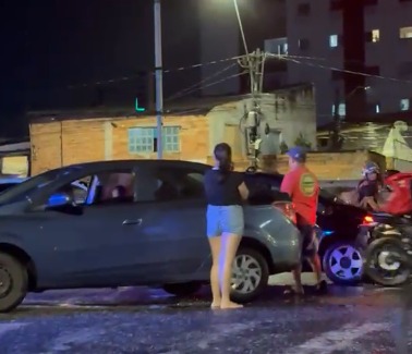 (A colisão provocou lentidão no trânsito) 