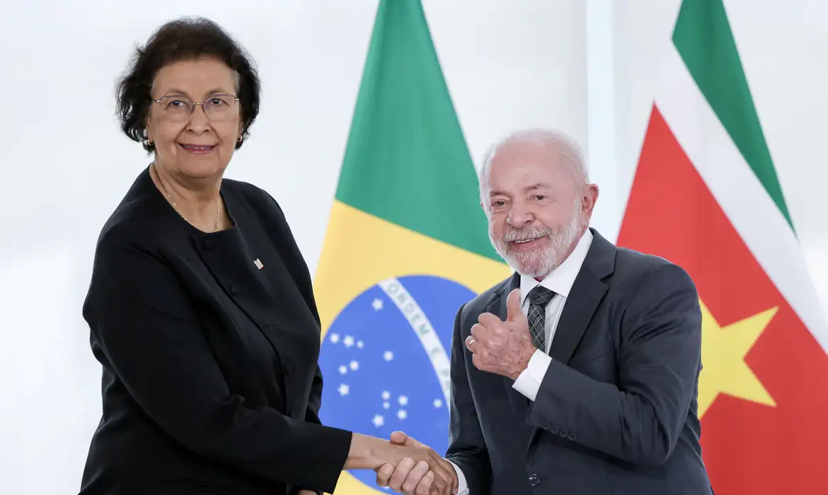 (Brasil e Suriname também firmaram entendimento para ampliar ações de combate ao tráfico de pessoas e ao contrabando de migrantes, incluindo mecanismos de prevenção, assistência e investigação.)