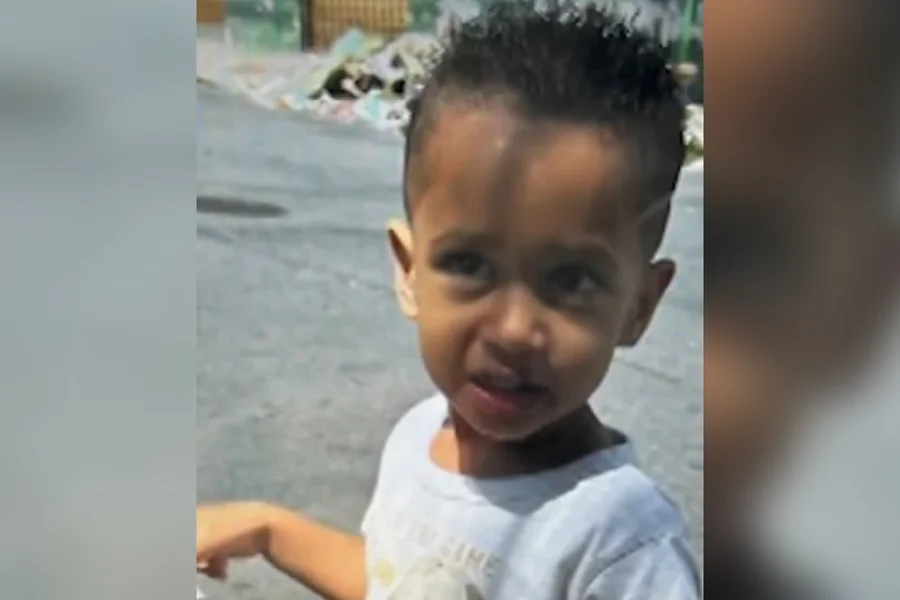 Criança de 1 ano e 9 meses chegou a ser socorrida, mas não resistiu aos ferimentos; jovem foi preso em flagrante.