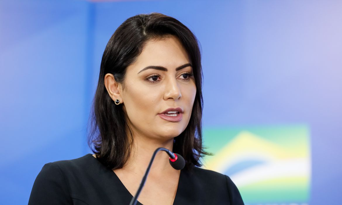 Ex-primeira-dama acusa deputado de calúnia, difamação e injúria por publicação nas redes sociais.