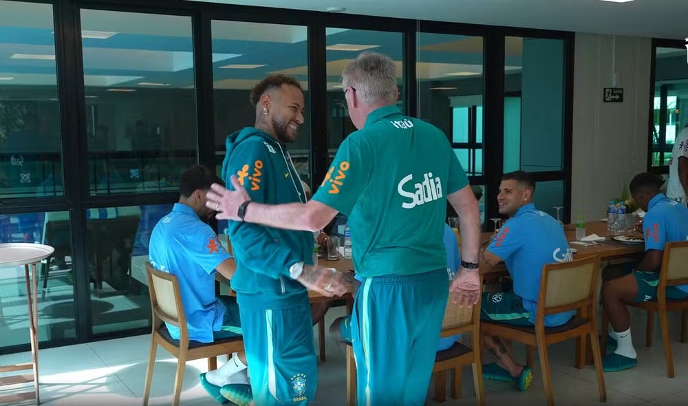Neymar se apresentou na Granja Comary, mas deixou a concentração para realizar exames - 