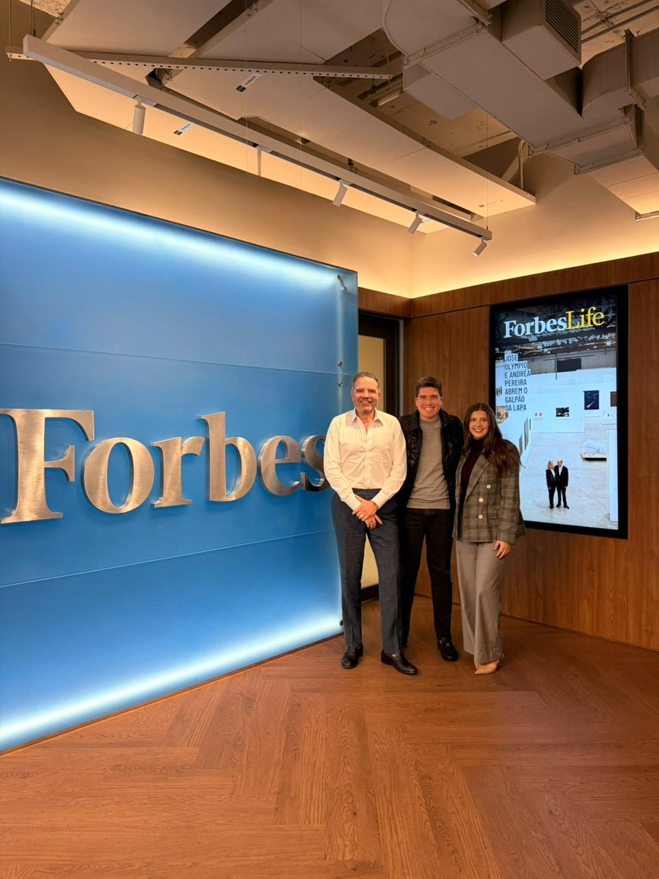 O vice-presidente do Grupo Roma foi recebido por Antônio Camarotti e Katarina Camarotti, CEO e publisher e a diretora-executiva da Forbes Brasil, respectivamente.
