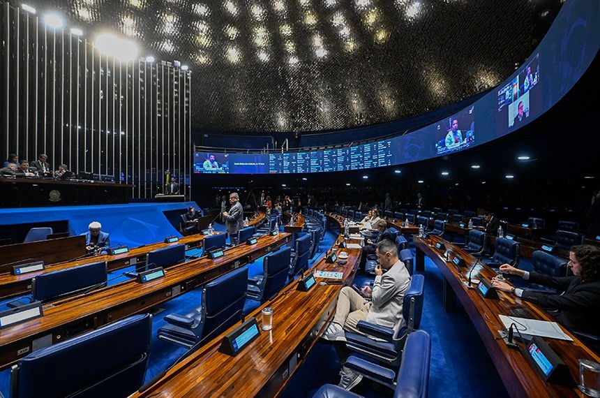 Para virar lei, a PEC ainda precisa ser aprovada em dois turnos pelos senadores, com pelo menos 49 votos favoráveis em cada votação