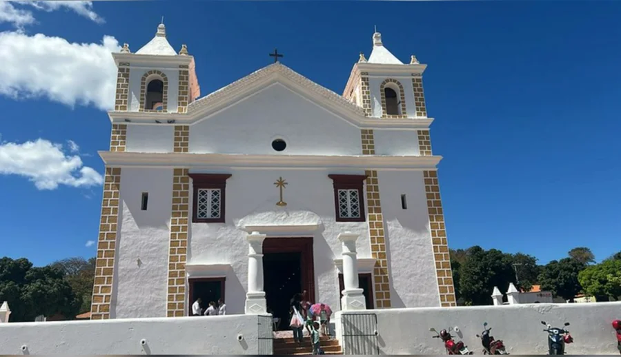 Proposta amplia imunidade tributária de entidades religiosas e segue agora para novas etapas de votação antes de ir ao Senado Federal.