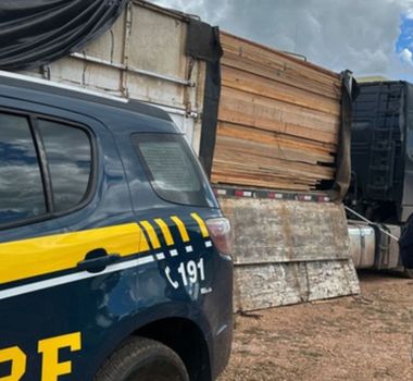 Imagem - PRF apreende carga irregular de madeira durante fiscalização na BR-230, em Marabá