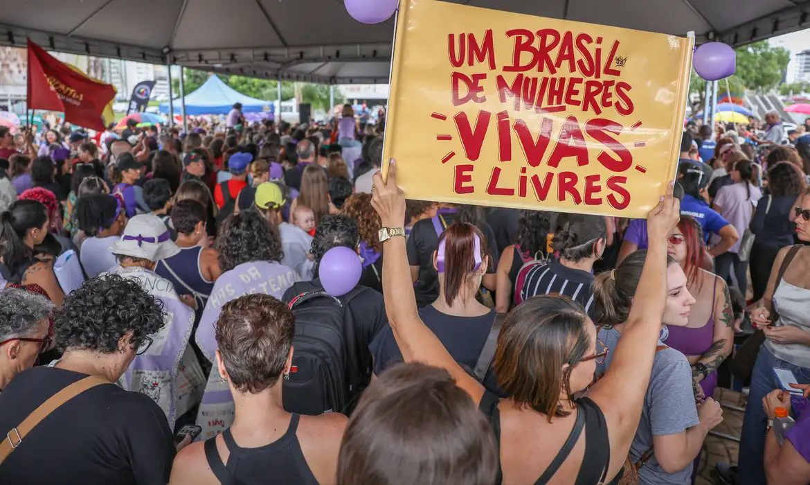 (A solicitação pode ser feita pelo site ou aplicativo Meu INSS ou pelo telefone 135.)