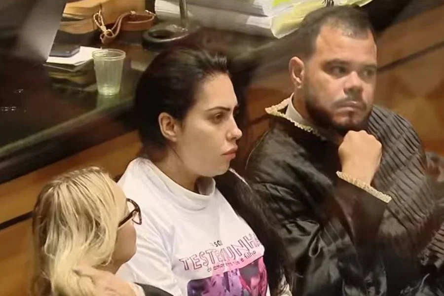Durante a quinta sessão do júri, Monique passou mal e precisou de atendimento médico imediato após ser confrontada com imagens das lesões no corpo do filho. 
