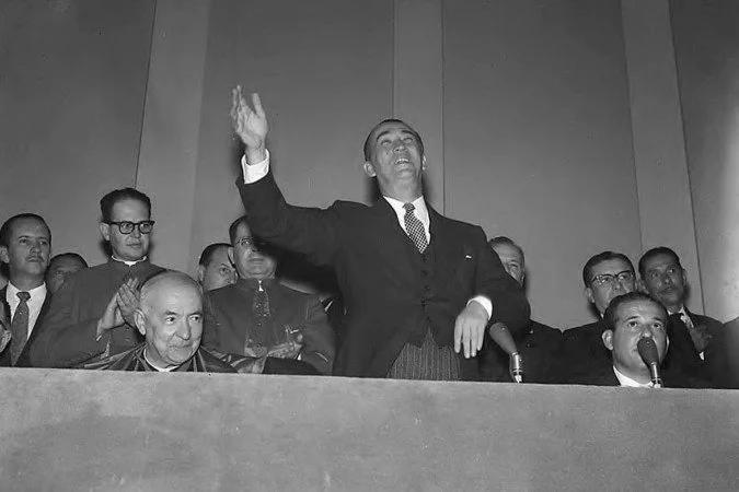 (Juscelino Kubitschek governou o Brasil entre 1956 e 1961 e foi responsável pela construção de Brasília.)
