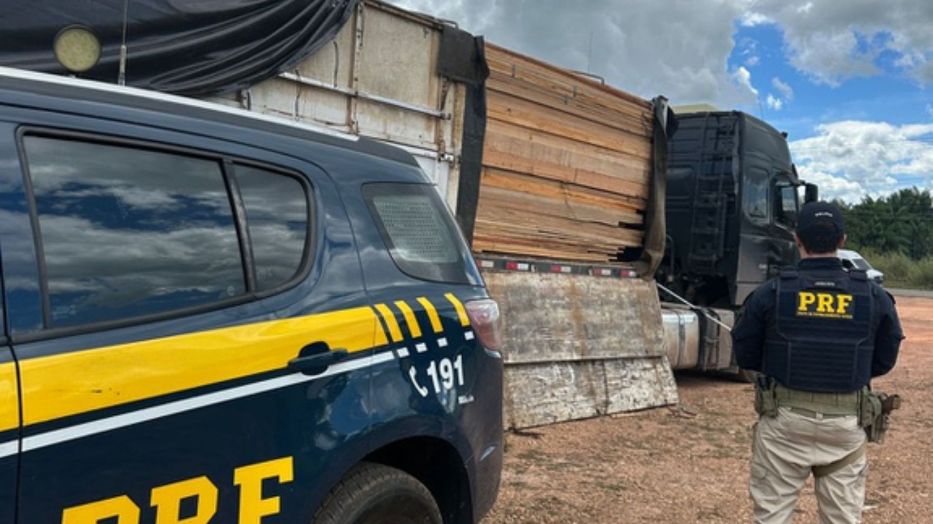 PRF apreende carga irregular de madeira durante fiscalização na BR-230, em Marabá