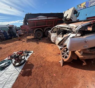 Imagem - Motorista morre após colisão entre carro e caminhão na BR-010
