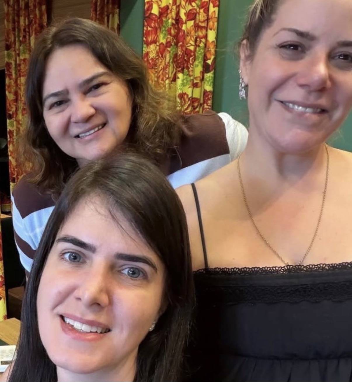 A empresária Cristiane Salomão recebeu no restô Beto Salomão, da Benjamin, de culinária regional, as amigas Renata Lima e Nikole Mello, com ela na foto. 
