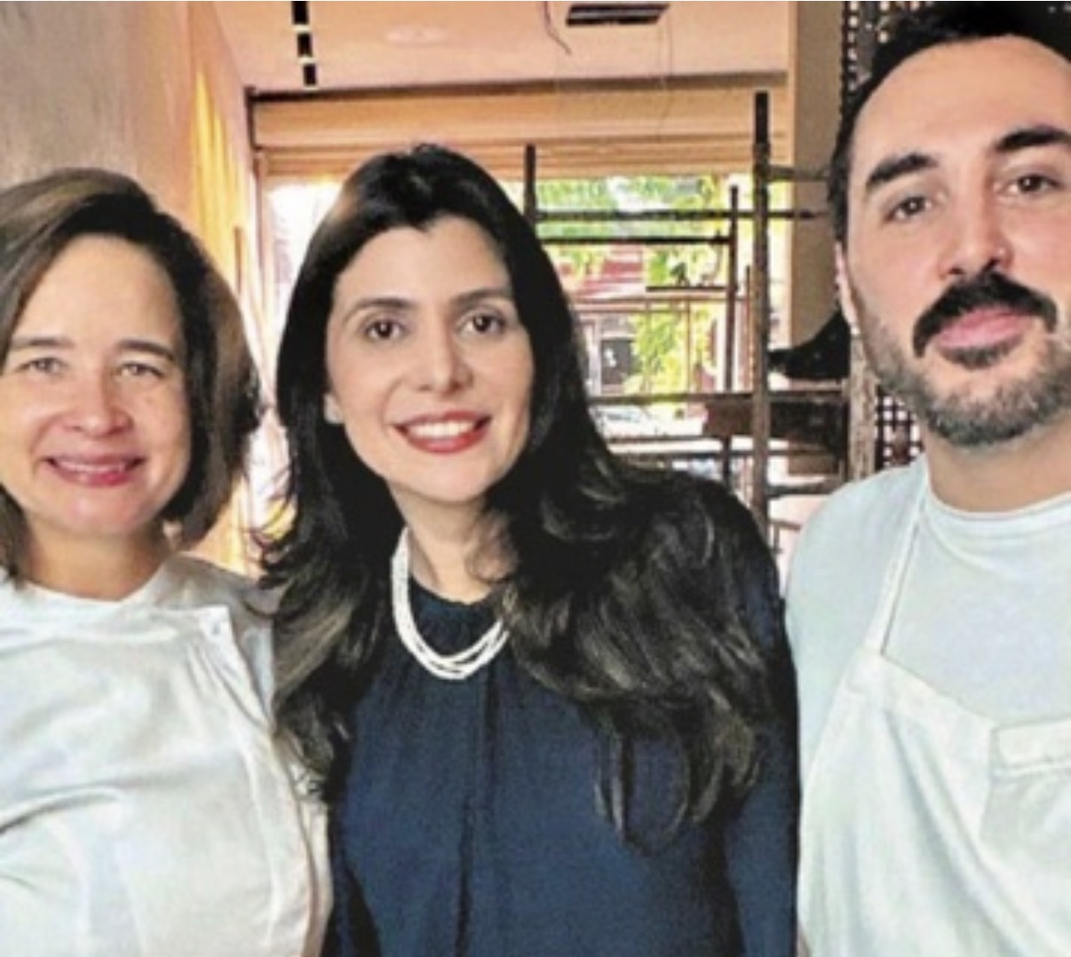 A pinsa italiana, versão moderna da tradicional pizza, trazida pra Belém pelos chefs Mirko Medri e Fernanda Possi, faz sucesso no Pastíssimo Cucina, de Mayara Hamad, com eles na foto. 
