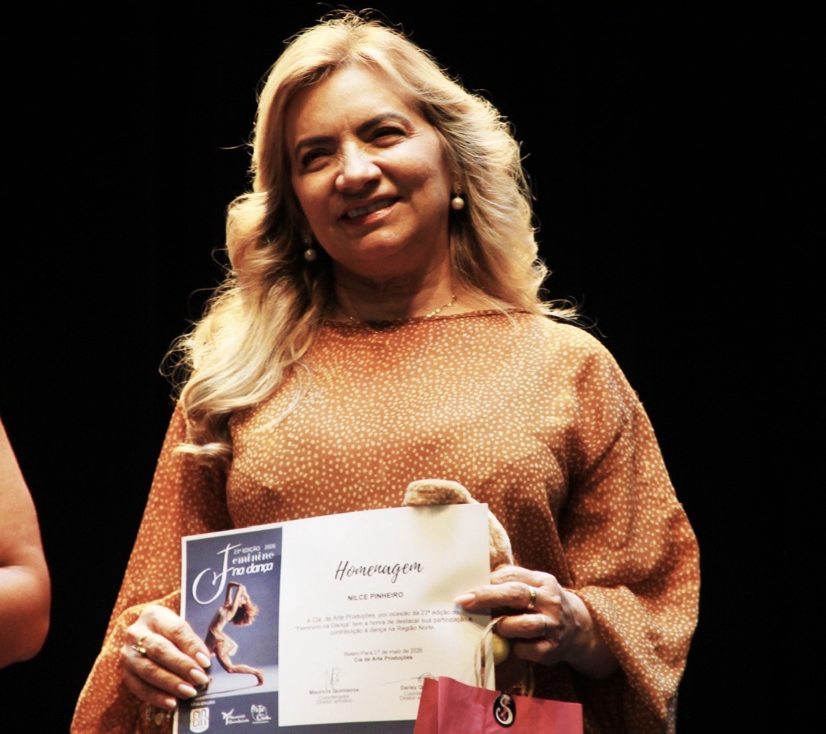 A Profª Nilse Pinheiro foi homenageada pela 23ª edição do Feminino na Dança