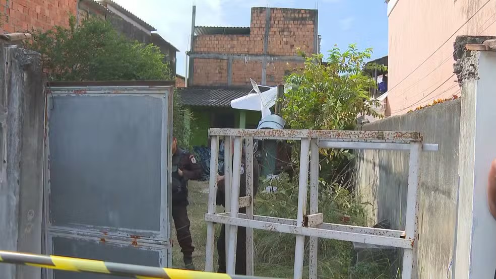 Com o impacto, a aeronave atingiu o imóvel e mobilizou equipes de emergência da região

