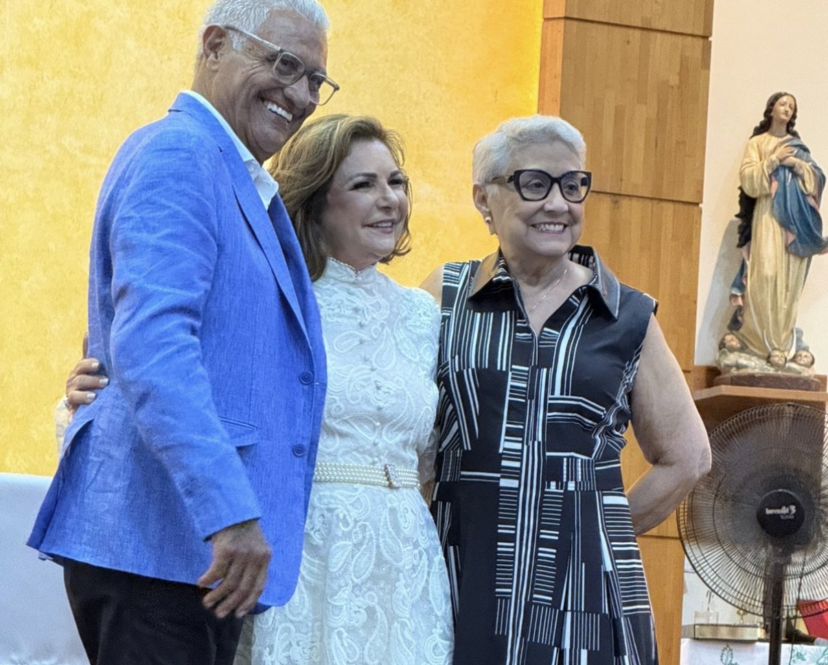 Isane e João Carlos Monteiro festejaram 50 anos de união, em meio à Missa em Ação de Graças, nessa sexta, na Paróquia Sta. Terezinha do Menino Jesus. Na foto, o casal com a amiga, Ângela Bezerra