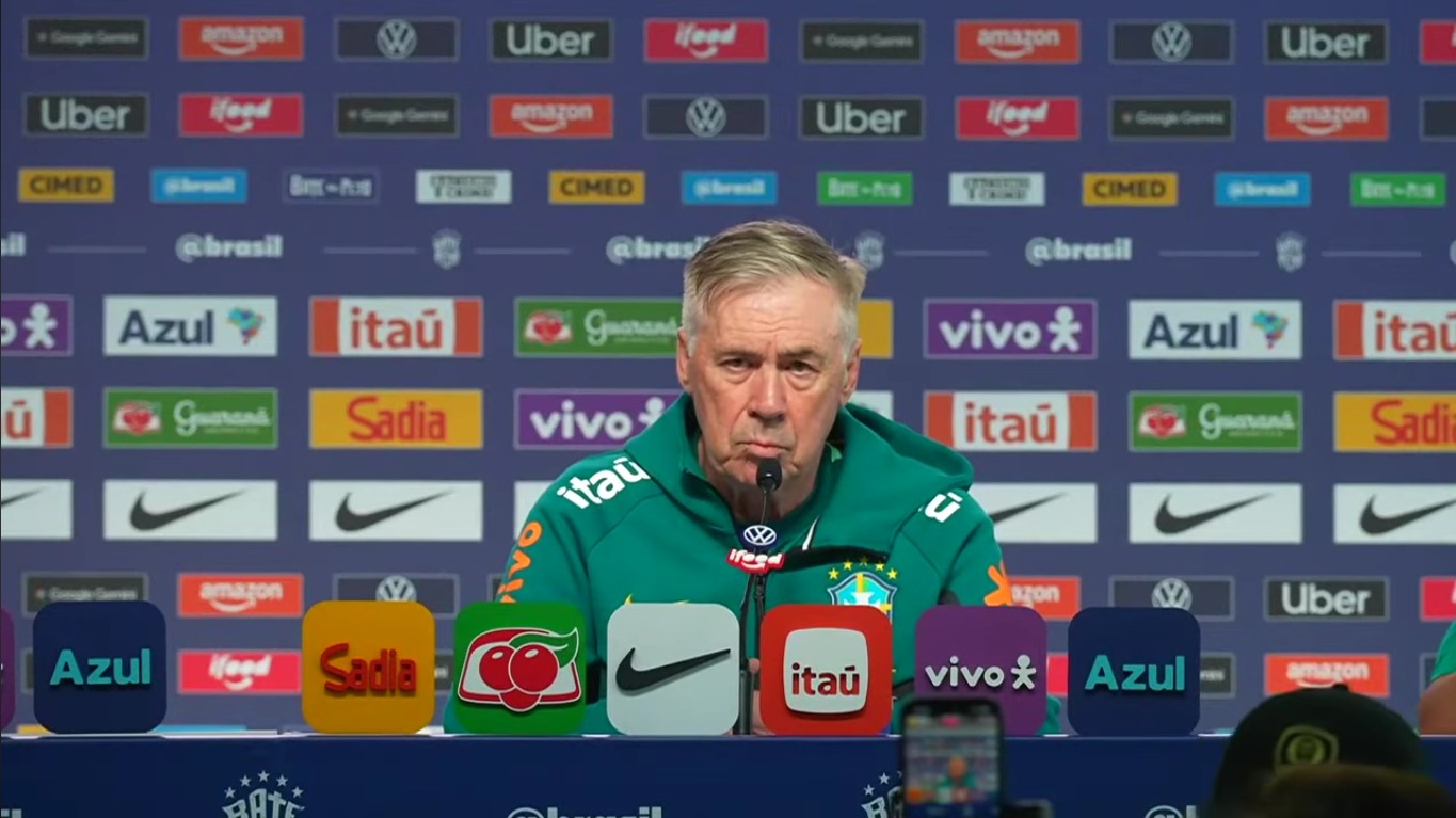 Técnico participou de coletiva de imprensa neste sábado - 