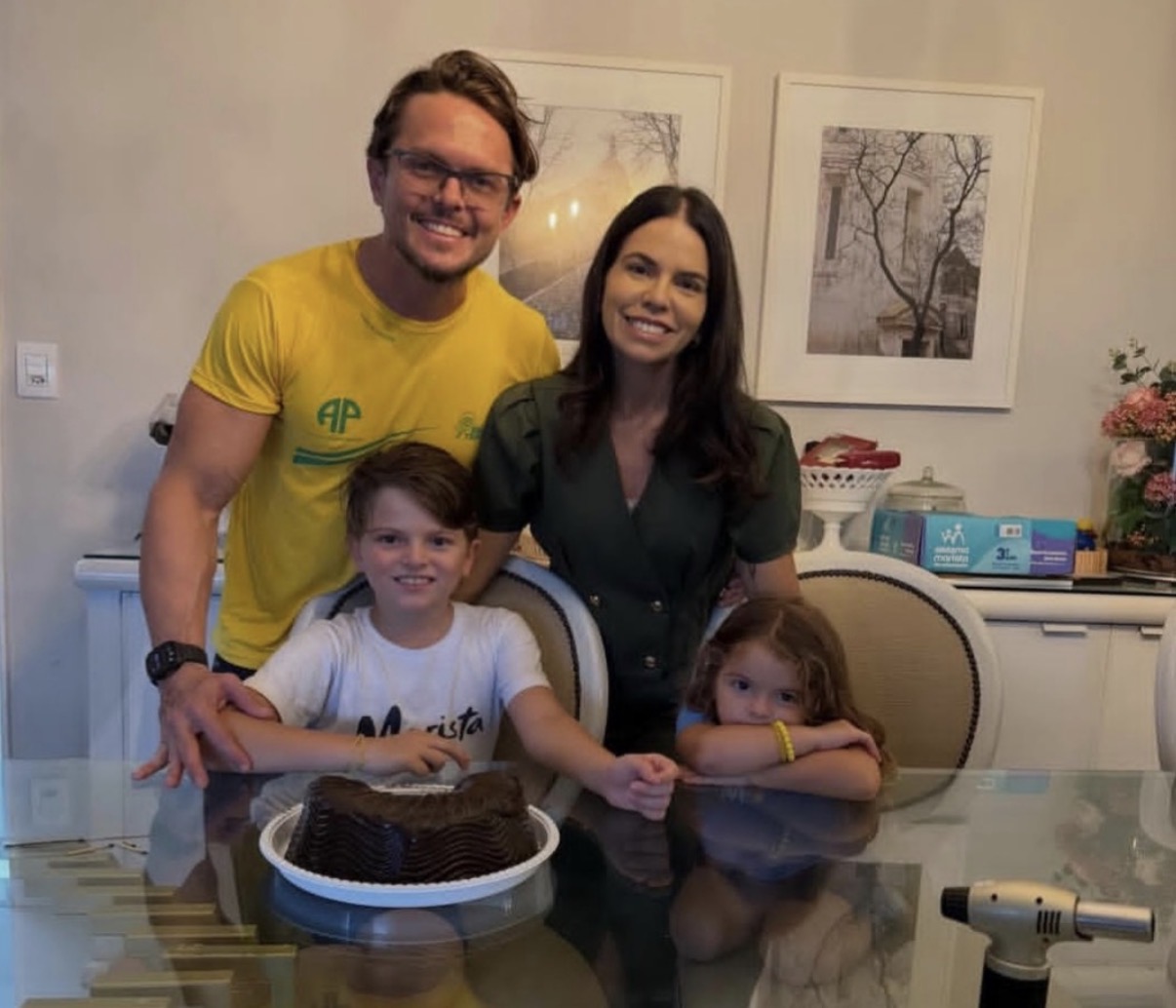 Thor de Wendra Guimarães completou nove anos, nessa sexta-feira, sendo muito festejado pelos papais Carin e Diego, pela irmãzinha, Jade e familiares.
