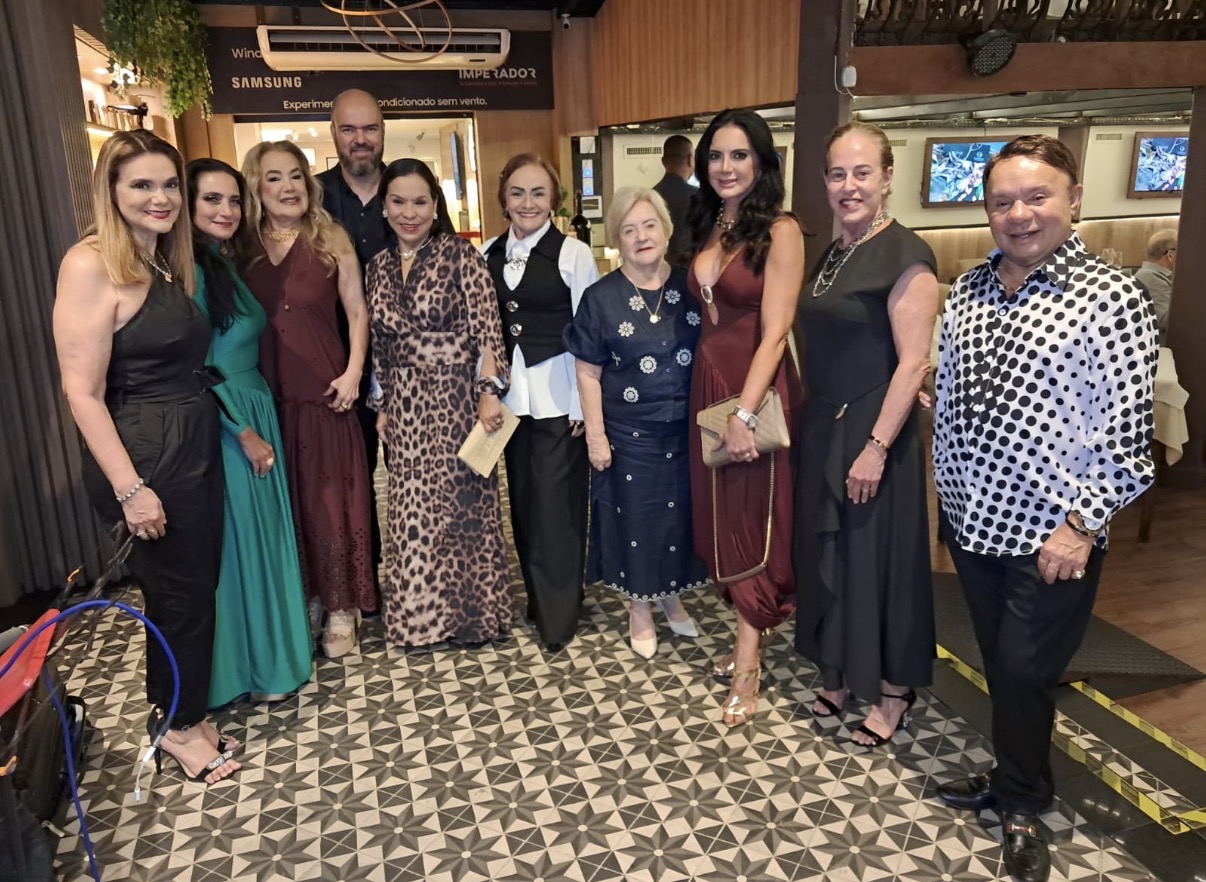 Um grupo de amigos prestigiou a amiga Mara Remor, em noite animada no Famiglia Sicília 