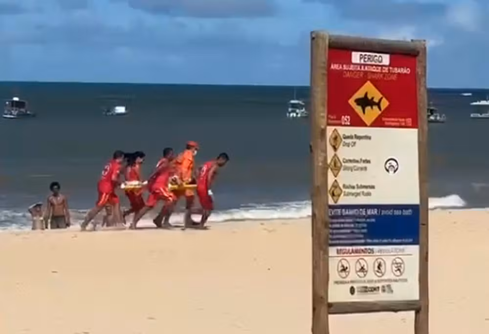 Criança foi socorrida por guarda-vidas e transferida para hospital de referência após ataque registrado neste domingo