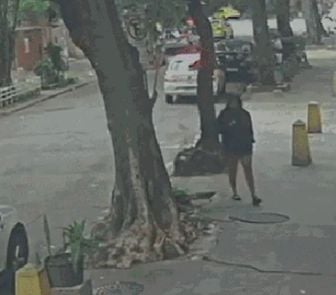Imagem - Mulher cai em bueiro após tampa ceder em calçada no Rio