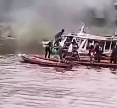 Imagem - Incêndio em lancha no Rio Mocoões em Anajás deixa passageira ferida