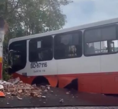 Imagem - Motorista perde controle de ônibus e bate em muro de empresa na av. Arthur Bernardes