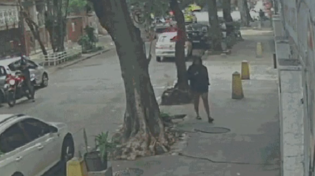 Imagem - Mulher cai em bueiro após tampa ceder em calçada no Rio