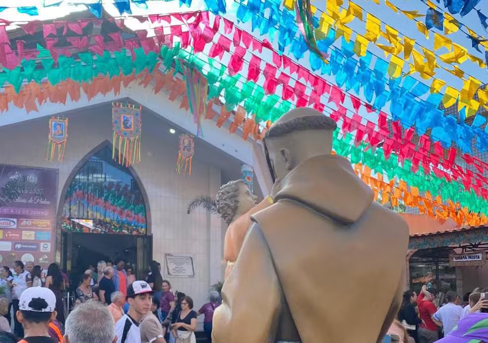 Com o tema “Santo Antônio de Pádua, reconstrutor da Paz!”, o evento segue até o dia 13 de junho, reunindo momentos de fé, cultura e confraternização