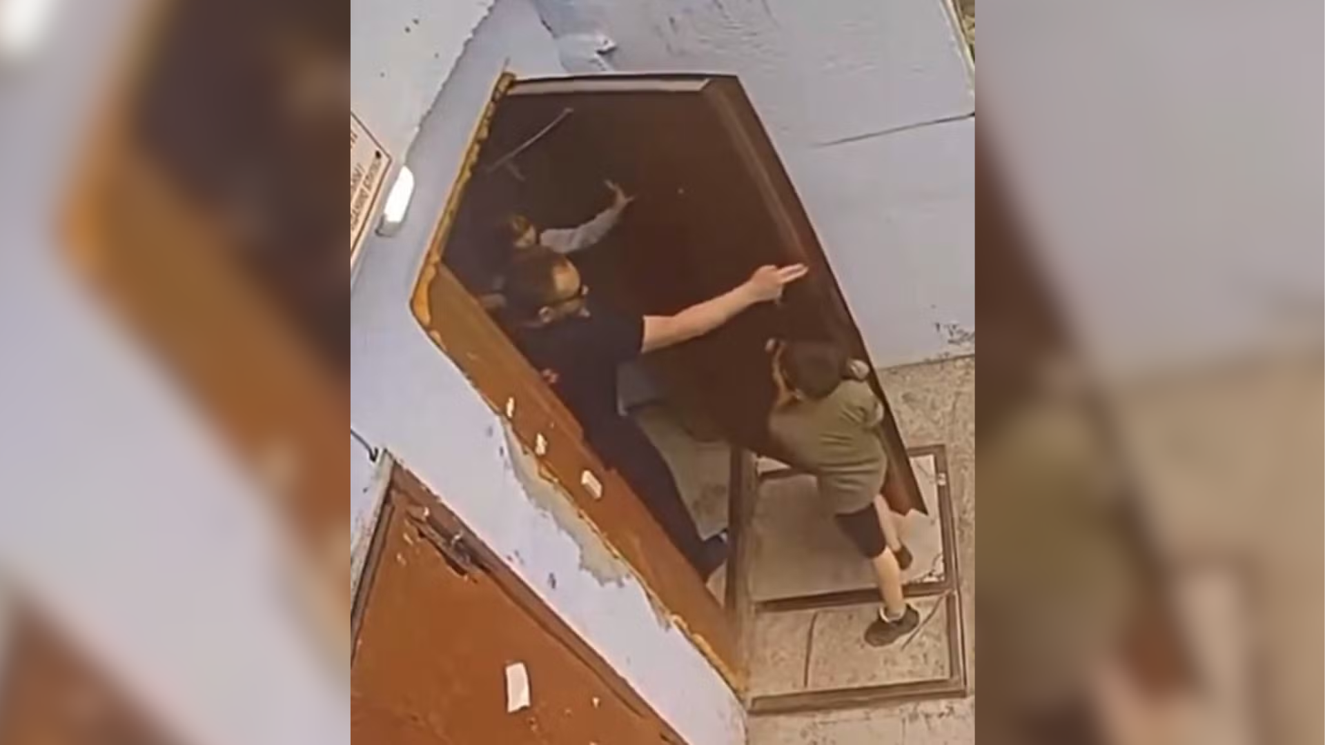 Criança enfrentou suspeito, pediu ajuda da mãe e contribuiu para salvar menina levada por homem em Tiumen