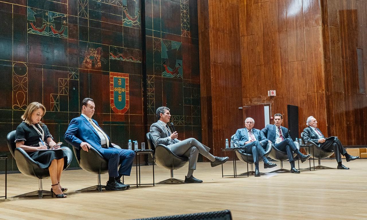 Ex-governador Helder Barbalho discursando durante o XIV Fórum de Lisboa, em Portugal.