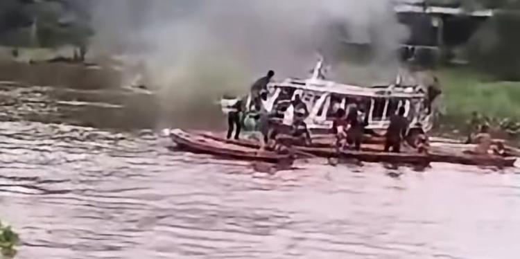Incêndio em lancha no Rio Mocoões em Anajás deixa passageira ferida