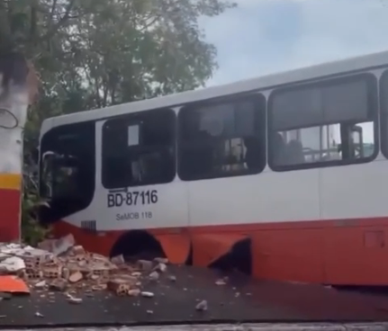 Motorista perde controle de ônibus e bate em muro de empresa na av. Arthur Bernardes