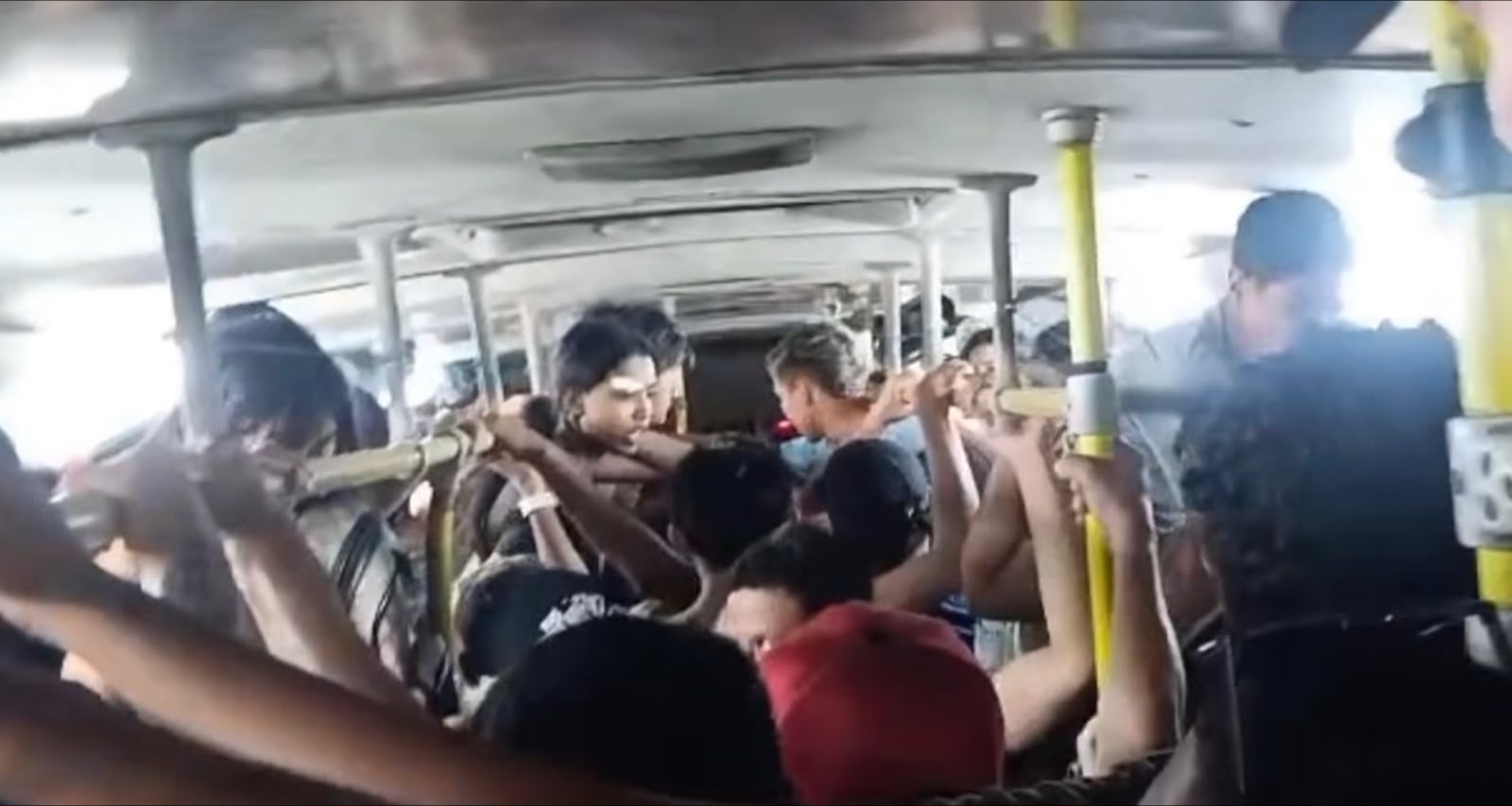 Ônibus da linha Outeiro é alvo de vandalismo e tem vidros quebrados