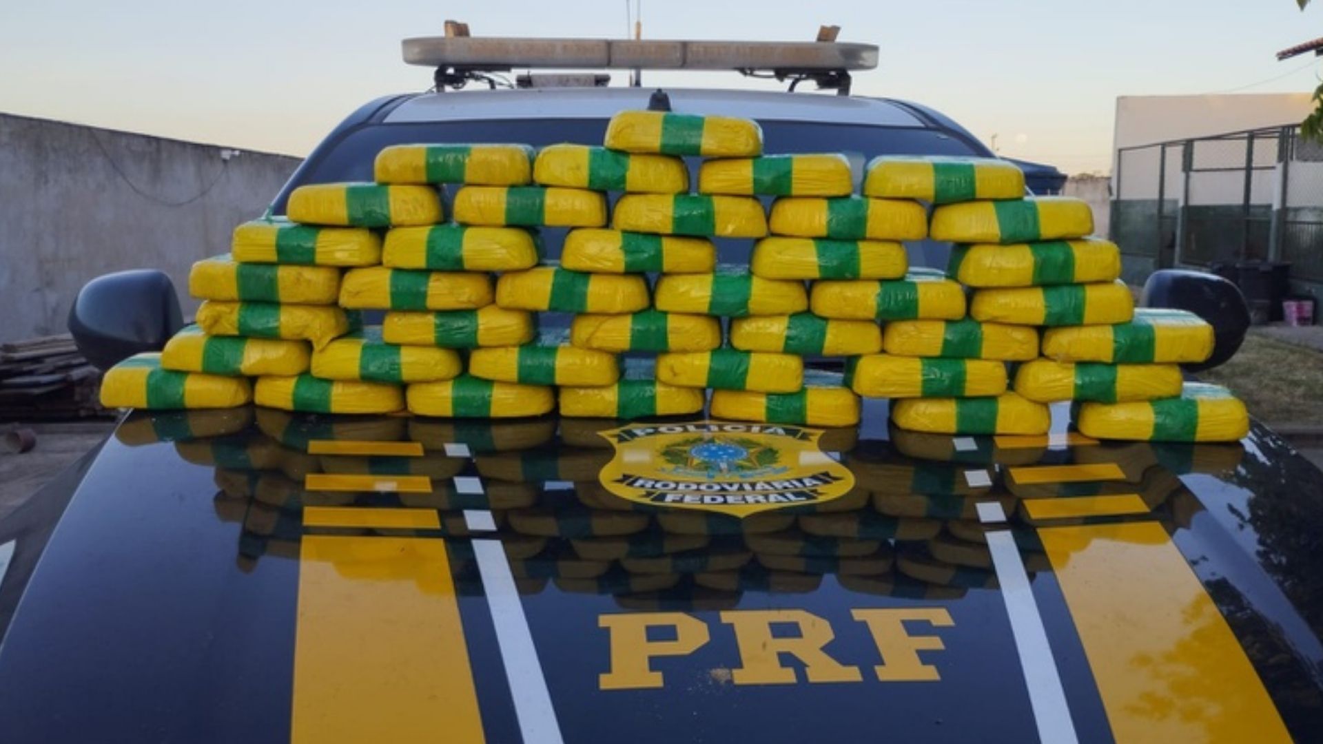 Polícia Rodoviária Federal (PRF) realizou a apreensão de 42 kg de pasta base de cocaína.